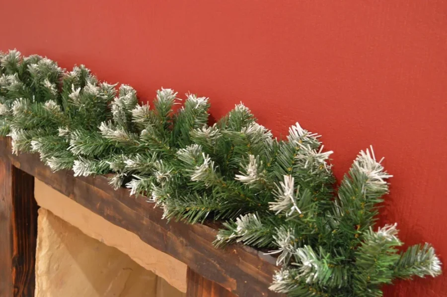 Snow-tipped green garland, 270 cm x 25 cm, plastic, unlit