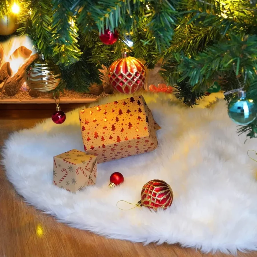 White faux fur tree skirt with snowflake pattern, 90 cm, 450 g
